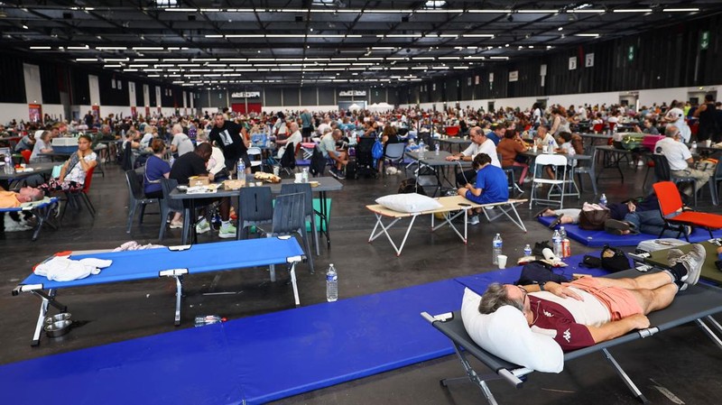 Warga yang dievakuasi beristirahat di Pusat Pameran Bordeaux-Lac, di Bordeaux, Prancis, Sabtu (25/7/2026). (REUTERS/Manon Cruz)