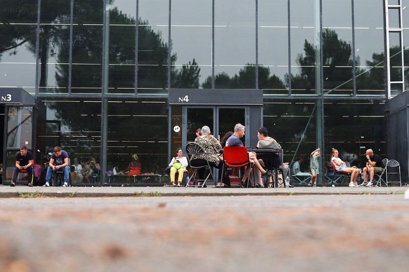 Warga yang dievakuasi beristirahat di Pusat Pameran Bordeaux-Lac, di Bordeaux, Prancis, Sabtu (25/7/2026). (REUTERS/Manon Cruz)