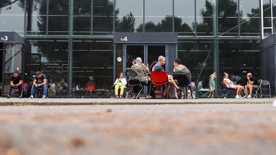 Warga yang dievakuasi beristirahat di Pusat Pameran Bordeaux-Lac, di Bordeaux, Prancis, Sabtu (25/7/2026). (REUTERS/Manon Cruz)
