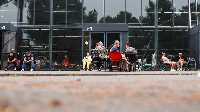 Warga yang dievakuasi beristirahat di Pusat Pameran Bordeaux-Lac, di Bordeaux, Prancis, Sabtu (25/7/2026). (REUTERS/Manon Cruz)