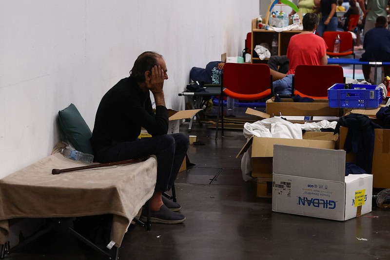 Warga yang dievakuasi beristirahat di Pusat Pameran Bordeaux-Lac, di Bordeaux, Prancis, Sabtu (25/7/2026). (REUTERS/Manon Cruz)