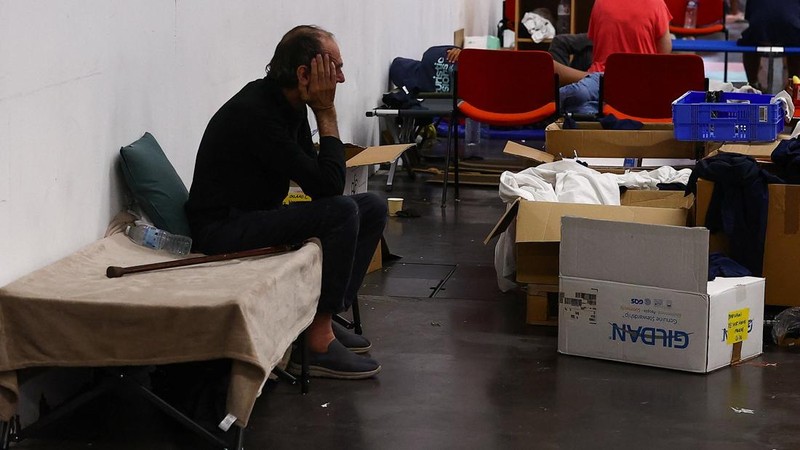 Warga yang dievakuasi beristirahat di Pusat Pameran Bordeaux-Lac, di Bordeaux, Prancis, Sabtu (25/7/2026). (REUTERS/Manon Cruz)