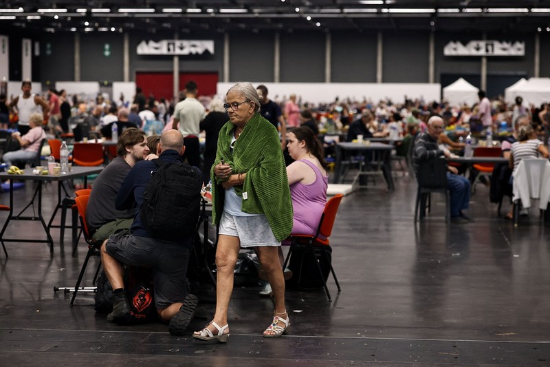 Warga yang dievakuasi beristirahat di Pusat Pameran Bordeaux-Lac, di Bordeaux, Prancis, Sabtu (25/7/2026). (REUTERS/Manon Cruz)