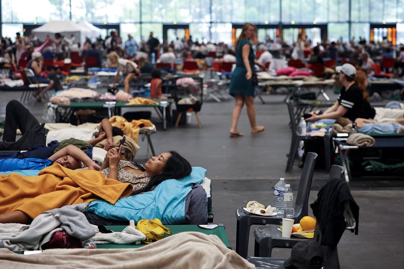 Warga yang dievakuasi beristirahat di Pusat Pameran Bordeaux-Lac, di Bordeaux, Prancis, Sabtu (25/7/2026). (REUTERS/Manon Cruz)