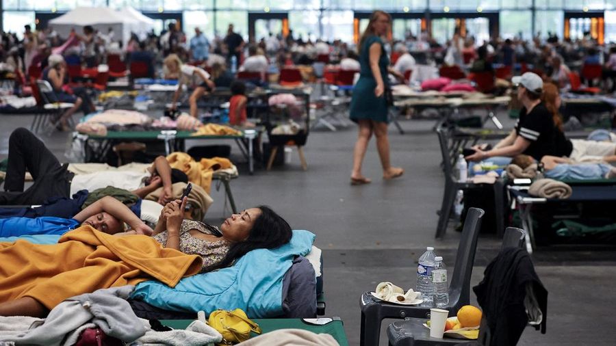 Warga yang dievakuasi beristirahat di Pusat Pameran Bordeaux-Lac, di Bordeaux, Prancis, Sabtu (25/7/2026). (REUTERS/Manon Cruz)
