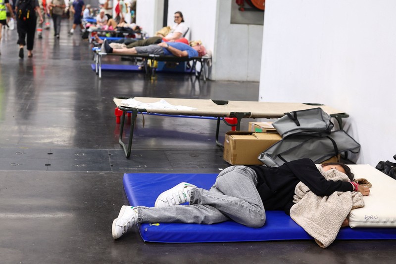 Warga yang dievakuasi beristirahat di Pusat Pameran Bordeaux-Lac, di Bordeaux, Prancis, Sabtu (25/7/2026). (REUTERS/Manon Cruz)