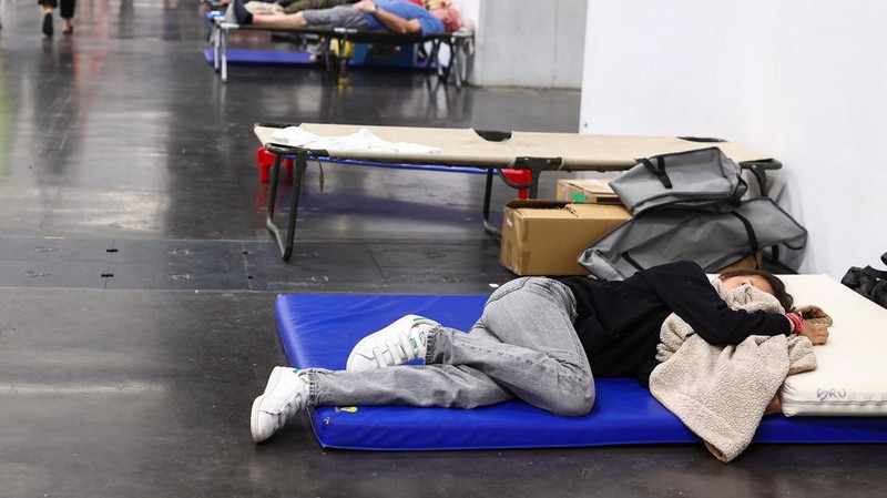 Warga yang dievakuasi beristirahat di Pusat Pameran Bordeaux-Lac, di Bordeaux, Prancis, Sabtu (25/7/2026). (REUTERS/Manon Cruz)