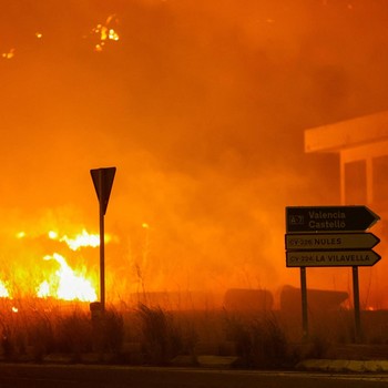 Api berkobar selama kebakaran hutan di La Vall d'Uixo, Castellon, Spanyol, 25 Juli 2026. REUTERS/Eva Manez