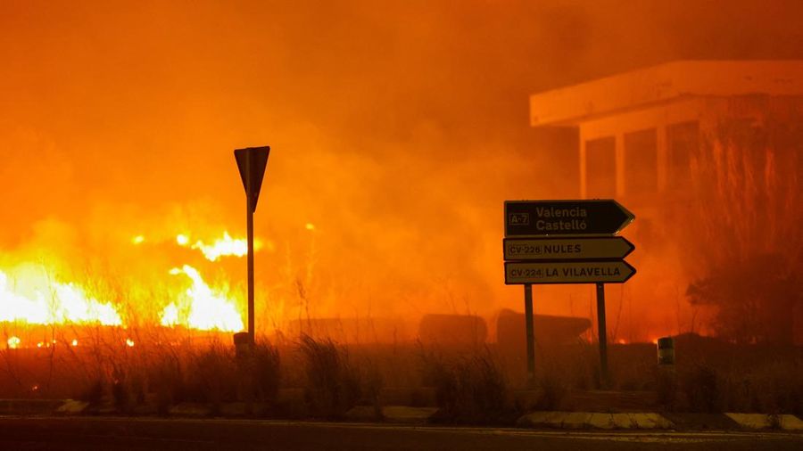 Api berkobar selama kebakaran hutan di La Vall d'Uixo, Castellon, Spanyol, 25 Juli 2026. REUTERS/Eva Manez