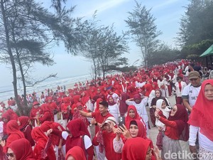 Tari Sapu Tangan Massal di Bengkulu Ramaikan Festival Pantai Pesisir