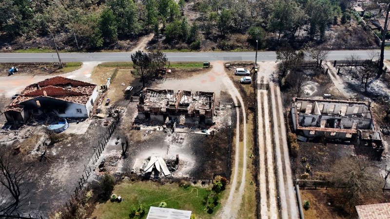 Foto udara menunjukkan rumah yang terbakar di daerah yang terkena dampak kebakaran hutan, di Le Porge, Gironde, di tengah kondisi kekeringan yang memburuk setelah gelombang panas dan kekurangan air di sebagian besar wilayah Prancis, Minggu (26/7/2026). (REUTERS/Manon Cruz)