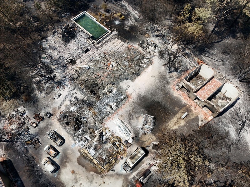 Foto udara menunjukkan rumah yang terbakar di daerah yang terkena dampak kebakaran hutan, di Le Porge, Gironde, di tengah kondisi kekeringan yang memburuk setelah gelombang panas dan kekurangan air di sebagian besar wilayah Prancis, Minggu (26/7/2026). (REUTERS/Manon Cruz)