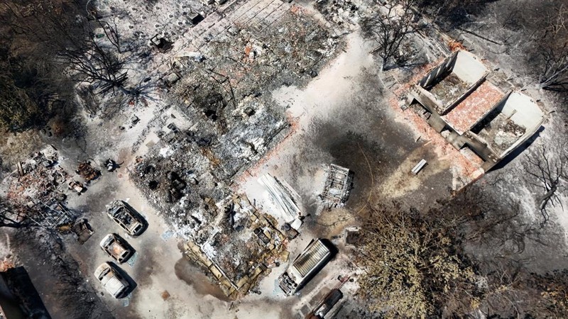 Foto udara menunjukkan rumah yang terbakar di daerah yang terkena dampak kebakaran hutan, di Le Porge, Gironde, di tengah kondisi kekeringan yang memburuk setelah gelombang panas dan kekurangan air di sebagian besar wilayah Prancis, Minggu (26/7/2026). (REUTERS/Manon Cruz)