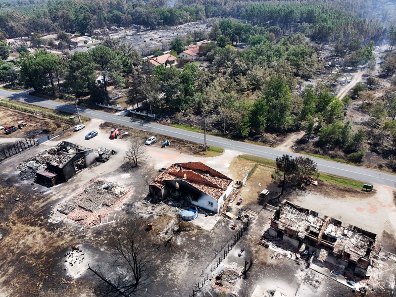 Foto udara menunjukkan rumah yang terbakar di daerah yang terkena dampak kebakaran hutan, di Le Porge, Gironde, di tengah kondisi kekeringan yang memburuk setelah gelombang panas dan kekurangan air di sebagian besar wilayah Prancis, Minggu (26/7/2026). (REUTERS/Manon Cruz)
