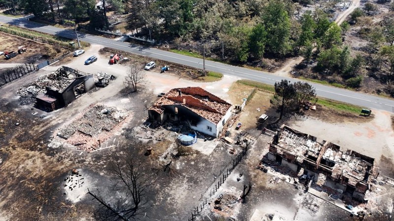 Foto udara menunjukkan rumah yang terbakar di daerah yang terkena dampak kebakaran hutan, di Le Porge, Gironde, di tengah kondisi kekeringan yang memburuk setelah gelombang panas dan kekurangan air di sebagian besar wilayah Prancis, Minggu (26/7/2026). (REUTERS/Manon Cruz)