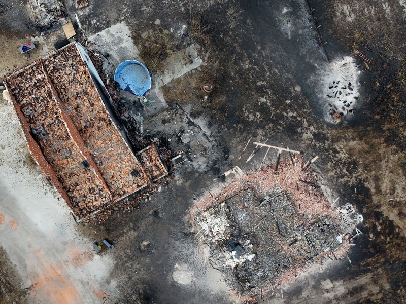 Foto udara menunjukkan rumah yang terbakar di daerah yang terkena dampak kebakaran hutan, di Le Porge, Gironde, di tengah kondisi kekeringan yang memburuk setelah gelombang panas dan kekurangan air di sebagian besar wilayah Prancis, Minggu (26/7/2026). (REUTERS/Manon Cruz)
