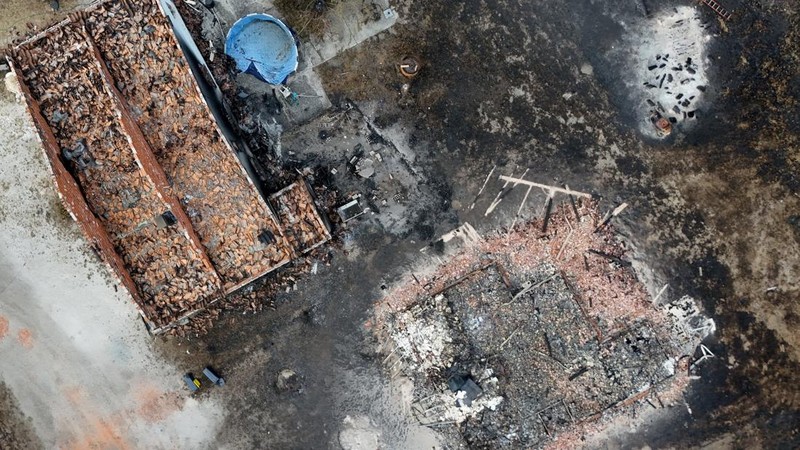 Foto udara menunjukkan rumah yang terbakar di daerah yang terkena dampak kebakaran hutan, di Le Porge, Gironde, di tengah kondisi kekeringan yang memburuk setelah gelombang panas dan kekurangan air di sebagian besar wilayah Prancis, Minggu (26/7/2026). (REUTERS/Manon Cruz)