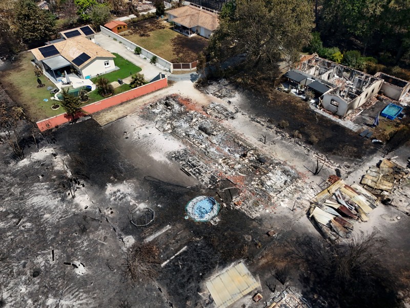 Foto udara menunjukkan rumah yang terbakar di daerah yang terkena dampak kebakaran hutan, di Le Porge, Gironde, di tengah kondisi kekeringan yang memburuk setelah gelombang panas dan kekurangan air di sebagian besar wilayah Prancis, Minggu (26/7/2026). (REUTERS/Manon Cruz)