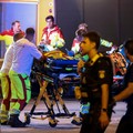 Petugas tanggap darurat membantu seseorang di lokasi kejadian, setelah parade Pride Christopher Street Day tahunan Berlin dibatalkan, menyusul kecelakaan mobil yang menabrak kerumunan di taman Tiergarten, menyebabkan beberapa orang terluka, di Berlin