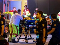 Petugas tanggap darurat membantu seseorang di lokasi kejadian, setelah parade Pride Christopher Street Day tahunan Berlin dibatalkan, menyusul kecelakaan mobil yang menabrak kerumunan di taman Tiergarten, menyebabkan beberapa orang terluka, di Berlin