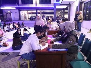 6 fakta Razia Warung Pangku Gresik Temukan Pramuniaga Positif HIV
