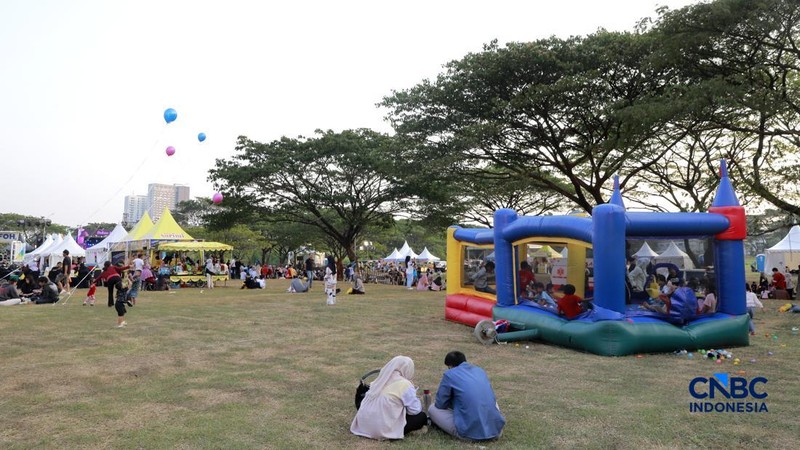 Suasana keseruan Trans TV Festival Vol. 5. di Lapangan Sunburst BSD, Tangerang Selatan, Minggu (26/7/2026). (CNBC Indonesia/Muhammad Sabki)