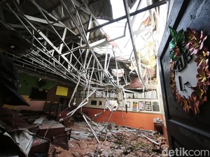 Atap Kelas SDN Sendangmulyo 3 Semarang Roboh Tertimpa Pohon Tumbang