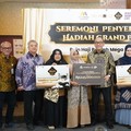 Bank Mega Syariah menyerahkan hadiah Grand Prize Program Poin Haji Berkah Mega Syariah berupa Voucher Haji Khusus/Plus senilai Rp 245 juta kepada Ibu Mardiah, nasabah KCP Tangerang City. (Dok. Bank Mega Syariah)