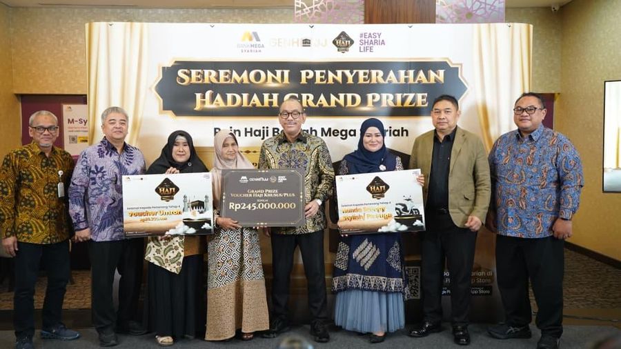 Bank Mega Syariah menyerahkan hadiah Grand Prize Program Poin Haji Berkah Mega Syariah berupa Voucher Haji Khusus/Plus senilai Rp 245 juta kepada Ibu Mardiah, nasabah KCP Tangerang City. (Dok. Bank Mega Syariah)