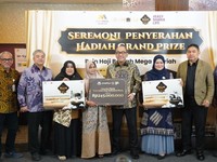 Bank Mega Syariah menyerahkan hadiah Grand Prize Program Poin Haji Berkah Mega Syariah berupa Voucher Haji Khusus/Plus senilai Rp 245 juta kepada Ibu Mardiah, nasabah KCP Tangerang City. (Dok. Bank Mega Syariah)