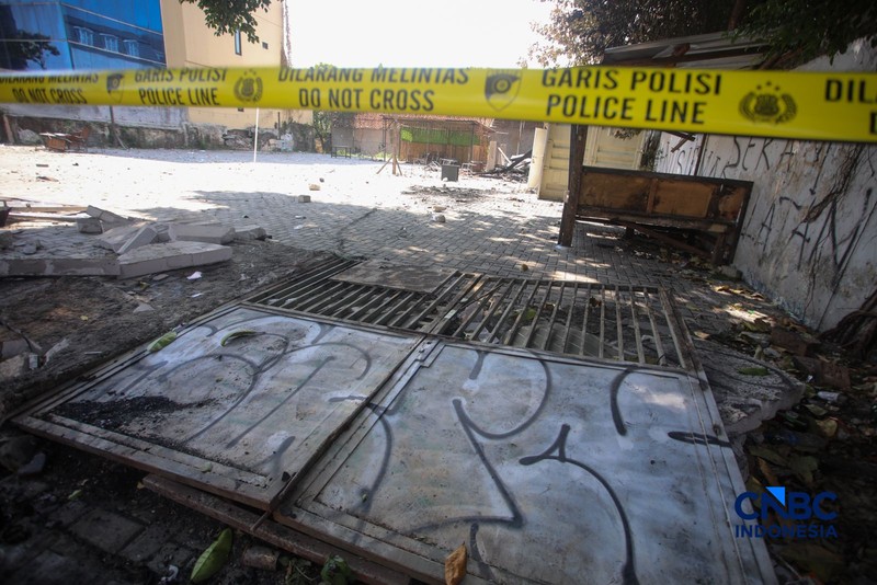 Garis polisi terpasang pada lahan kosong yang menjadi loksi bentrokan di Jalan Tambak, Menteng, Jakarta, Senin (27/7/2026). (CNBC Indonesia/Faisal Rahman)