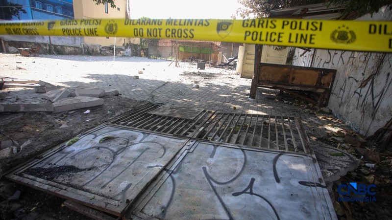 Garis polisi terpasang pada lahan kosong yang menjadi loksi bentrokan di Jalan Tambak, Menteng, Jakarta, Senin (27/7/2026).