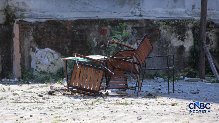 Garis polisi terpasang pada lahan kosong yang menjadi loksi bentrokan di Jalan Tambak, Menteng, Jakarta, Senin (27/7/2026).