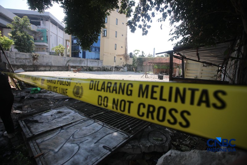 Garis polisi terpasang pada lahan kosong yang menjadi loksi bentrokan di Jalan Tambak, Menteng, Jakarta, Senin (27/7/2026). (CNBC Indonesia/Faisal Rahman)