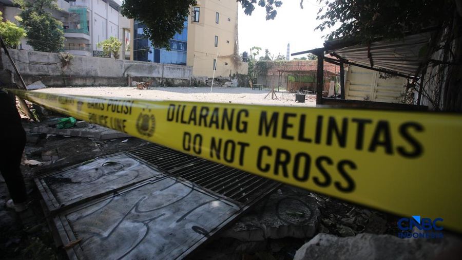 Garis polisi terpasang pada lahan kosong yang menjadi loksi bentrokan di Jalan Tambak, Menteng, Jakarta, Senin (27/7/2026). (CNBC Indonesia/Faisal Rahman)