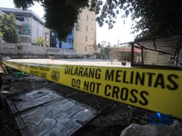 Garis polisi terpasang pada lahan kosong yang menjadi loksi bentrokan di Jalan Tambak, Menteng, Jakarta, Senin (27/7/2026). (CNBC Indonesia/Faisal Rahman)