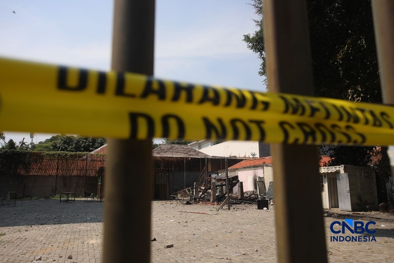 Garis polisi terpasang pada lahan kosong yang menjadi loksi bentrokan di Jalan Tambak, Menteng, Jakarta, Senin (27/7/2026). (CNBC Indonesia/Faisal Rahman)