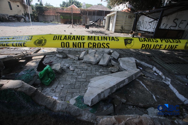 Garis polisi terpasang pada lahan kosong yang menjadi loksi bentrokan di Jalan Tambak, Menteng, Jakarta, Senin (27/7/2026). (CNBC Indonesia/Faisal Rahman)