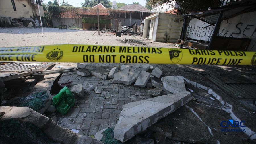 Garis polisi terpasang pada lahan kosong yang menjadi loksi bentrokan di Jalan Tambak, Menteng, Jakarta, Senin (27/7/2026).