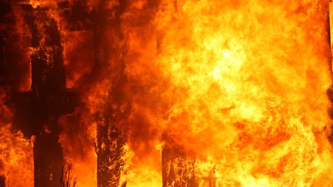 Jalur Layang MRT Terbakar Hebat: 'Hujan' Percikan Api-Penumpang Panik