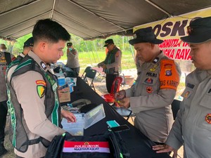 Kualitas Udara Memburuk, Polda Kalteng Bagi 400 Masker KN95-Oksigen Portabel