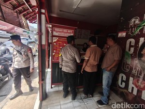Gangster Bawa Sajam Kejar Korban-Jebol Atap Gerai Ayam Geprek di Sidoarjo