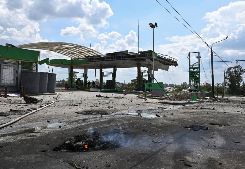 Lokasi sebuah SPBU yang terkena serangan udara Rusia, di tengah serangan Rusia terhadap Ukraina, di Zaporizhzhia, Ukraina, 26 Juli 2026. (REUTERS/Stringer)