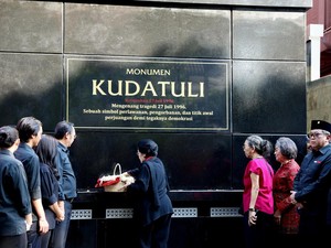Megawati Tabur Bunga di Monumen Kudatuli, Berdoa untuk Para Korban