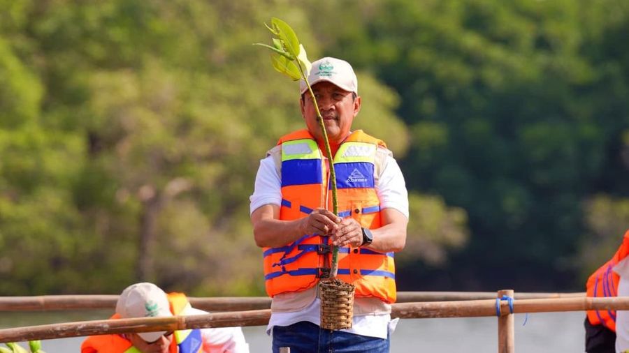 Menteri Kelautan dan Perikanan Sakti Wahyu Trenggono dalam acara konservasi pesisir di Pantai Utara (Pantura), Senin (27/7/2026). (Dok. Biro Humas KKP)