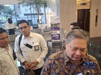 Menteri Koordinator (Menko) Bidang Perekonomian Airlangga Hartanto buka suara soal mundurnya Perry Warjiyo sebagai gubernur Bank Indonesia (BI). (CNBC Indonesia/Chandra Dwi Pranata)