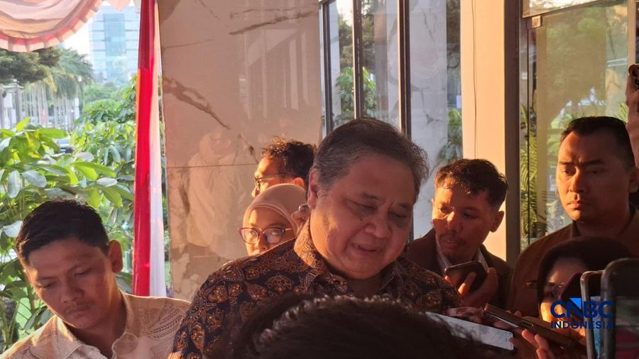 Menteri Koordinator (Menko) Bidang Perekonomian Airlangga Hartanto buka suara soal mundurnya Perry Warjiyo sebagai gubernur Bank Indonesia (BI). (CNBC Indonesia/Chandra Dwi Pranata)