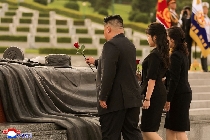 Pemimpin Korea Utara Kim Jong Un memperingati 73 tahun gencatan senjata Perang Korea dengan mengunjungi sejumlah monumen dan makam pahlawan perang pada Senin (27/7/2026). (via REUTERS/KCNA)