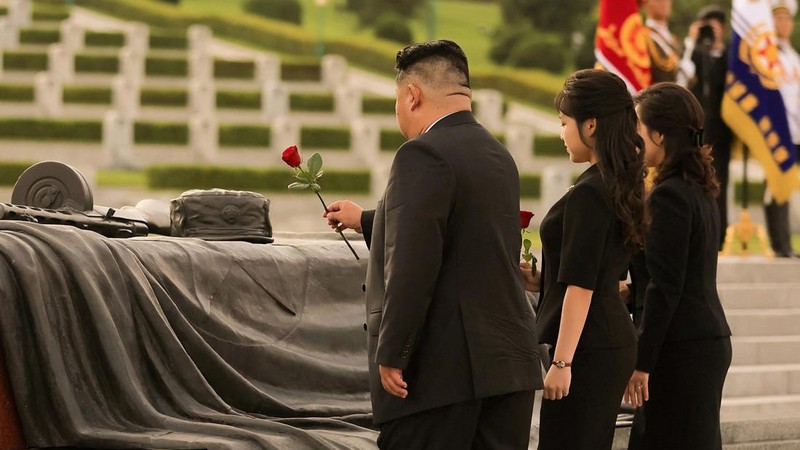 Pemimpin Korea Utara Kim Jong Un memperingati 73 tahun gencatan senjata Perang Korea dengan mengunjungi sejumlah monumen dan makam pahlawan perang pada Senin (27/7/2026). (via REUTERS/KCNA)