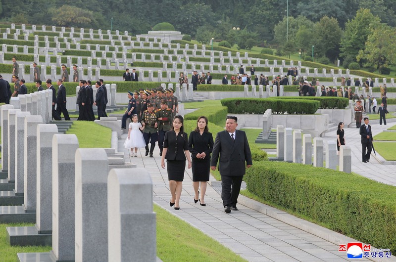 Pemimpin Korea Utara Kim Jong Un memperingati 73 tahun gencatan senjata Perang Korea dengan mengunjungi sejumlah monumen dan makam pahlawan perang pada Senin (27/7/2026). (via REUTERS/KCNA)